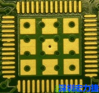這個通孔的設計勉強可以接受，只剩下正中間一個通孔沒有塞孔，而且孔徑也變小了。