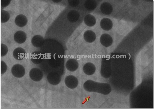 BGA因為焊墊變小，造成錫膏過多而最終形成焊接短路的結(jié)果。