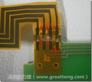 這張圖所顯示的，PCBA工廠實(shí)際進(jìn)行HotBar(熱壓熔錫焊接)焊接的時候，經(jīng)常會出現(xiàn)這類焊墊之間短路的問題，下面的圖示為比較嚴(yán)重的案例，大部分都只有部份溢錫，但這對品質(zhì)信賴杜已經(jīng)產(chǎn)生了及大的為害，既使現(xiàn)在測試沒有出現(xiàn)問題，難保在高溫膏濕的環(huán)境下不會出現(xiàn)電子遷移(Electromigration)的現(xiàn)象。