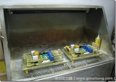 使用噴涂(Spraying)方式作業(yè)conformal coating時，需設備抽真空的設備，否則噴涂的物質(zhì)會飄散到空氣當中，影響人體的健康。