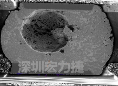 錫球氣泡大到足以影響到焊接的品質(zhì)，下圖是錫球切片后的剖面，可以很明顯看到氣泡已經(jīng)有錫球的 1/3 大了