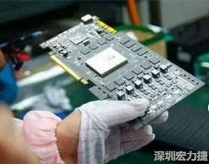 在當前的產業(yè)鏈整合和協同發(fā)展創(chuàng)新的戰(zhàn)略轉型期，PCB高密度化和PCB新功能化和智能化，輕、薄、細、小的發(fā)展帶來的產品散熱、精密布局、封裝設計等也為上游CCL產業(yè)的創(chuàng)新提出了更為嚴苛的要求。