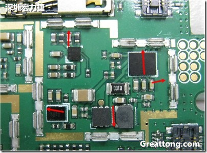 圖中顯示一塊電路板使用這種屏蔽夾(shielding clip)的實(shí)例?；旧衔覀冊趶澖堑牡胤蕉荚O(shè)計(jì)擺放了一個(gè)屏蔽夾，這樣可以讓作業(yè)員比較方便安裝屏蔽罩(shielding can)時(shí)的對位準(zhǔn)確。然后在其他沒有屏蔽夾的地方也設(shè)計(jì)了一些接地的布線，一來可以稍微提升屏蔽罩的電磁隔絕能力，另一方面也可以為屏蔽夾無效時(shí)，馬上可以更改為屏蔽框，而無需要重新設(shè)計(jì)電路板。