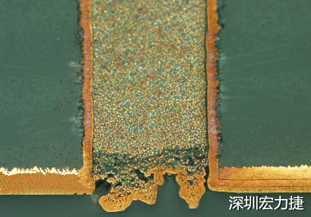 PCB設(shè)計(jì)之導(dǎo)電孔塞孔工藝 導(dǎo)電孔Via hole又名導(dǎo)通孔，為了達(dá)到客戶要求，導(dǎo)通孔必須塞孔，經(jīng)過大量的實(shí)踐，改變傳統(tǒng)的鋁片塞孔工藝，用白網(wǎng)完成板面阻焊與塞孔。生產(chǎn)穩(wěn)定，質(zhì)量可靠。