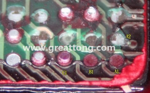 下圖是紅墨水測試后將PCB板子拿回來側(cè)一個角度拍攝的照片，就可以很清楚的看到錫球黏在PCB端，或不在PCB端。