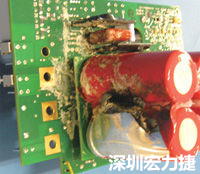 元件選擇不當(dāng)導(dǎo)致大量電流或電壓流經(jīng)電路，將會(huì)發(fā)生像這個(gè)燒融電容器的損壞情形。