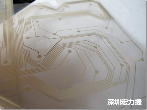 下面第二個(gè)圖則是另一片也有著按鍵線路的PTF，當(dāng)上、下兩面PTF的按鍵結(jié)點(diǎn)互相接觸后就可以計(jì)算出是哪個(gè)按鍵被按下了。可是當(dāng)按鍵沒(méi)有按下時(shí)，上下兩片PTF的線路則是分開(kāi)的，所以上圖那片PTF的線路上面其實(shí)還另外覆蓋了另一層透明的PET作為絕緣層，只露出了需要在鍵盤(pán)按下時(shí)才會(huì)碰觸的接觸點(diǎn)，因?yàn)檫@些材質(zhì)使用的都是Polymer，所以才撐這樣的技術(shù)為Polydome(聚合簧片)。
