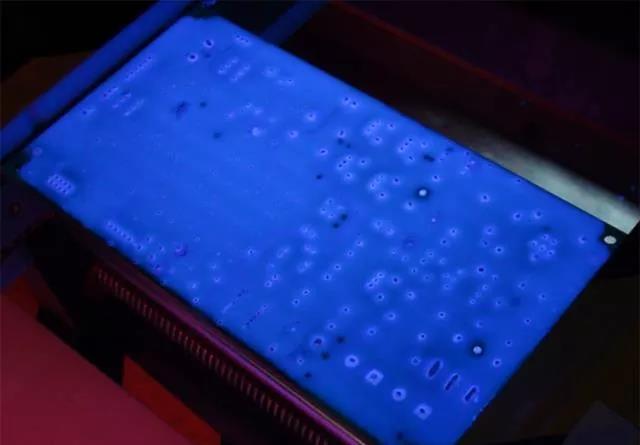 經(jīng)過涂覆工藝后的PCB，在紫光燈下的拍攝效果，原來coating也可以這么美！