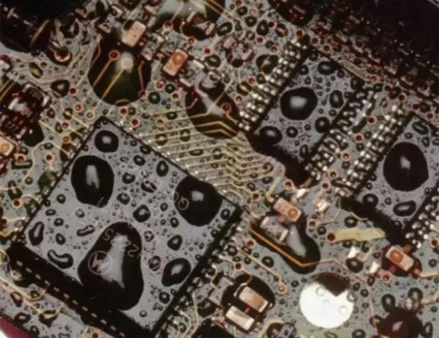 經(jīng)過涂覆工藝后的PCB，在表面形成透明的保護(hù)膜，能有效防止水珠和潮氣侵入，避免漏電和短路。